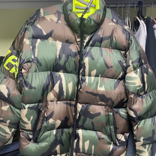 뉴에라 카모 리버시블 패딩 700 105사이즈