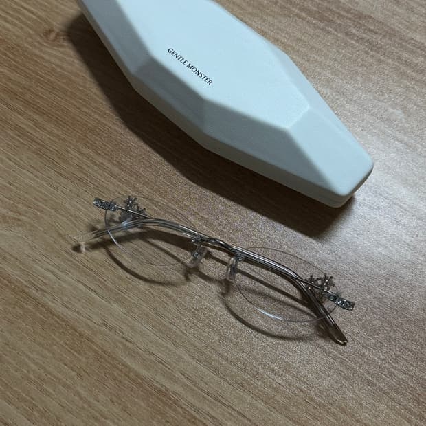 젠틀몬스터 안경테 글리츠02