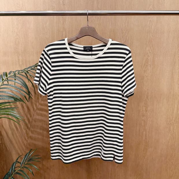 아페쎄 스트라이프 반팔 티셔츠 라운드넥 자수 디테일 블랙 아이보리