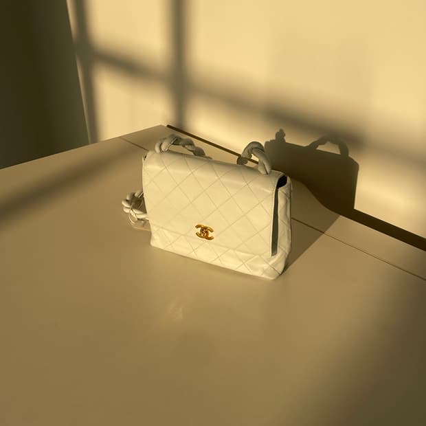 샤넬 화이트 퀼팅 볼드 레더 스트랩 코코 마크 숄더백