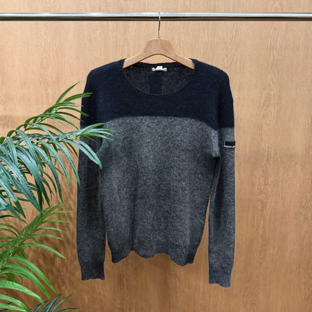 도나카란 뉴욕 라운드넥 니트 블랙 배색 로고 라벨 디테일 레귤러핏 차콜