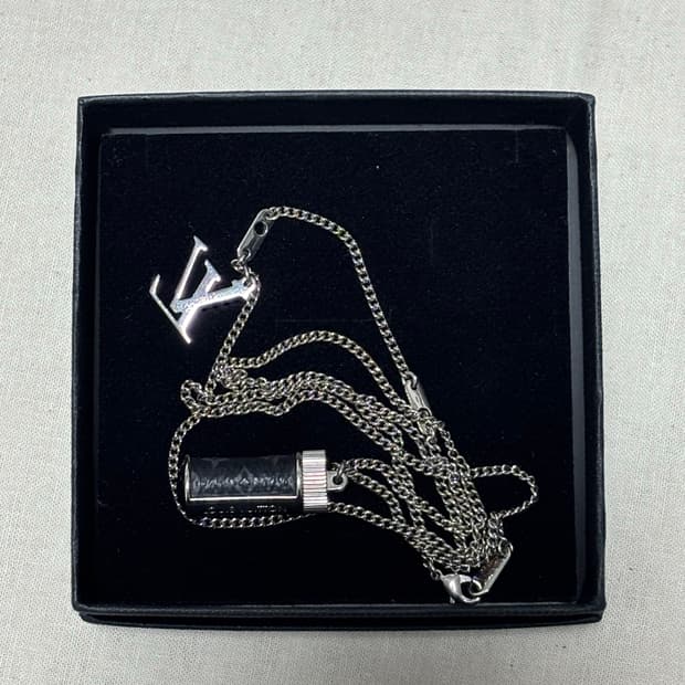 루이비통 모노그램 이클립스 참스 목걸이 