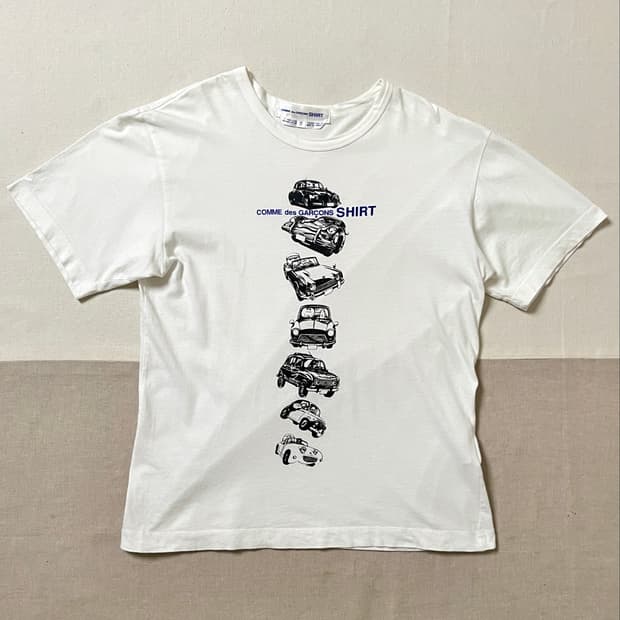 꼼데가르송 클래식카 프린트 티셔츠 comme des garcons