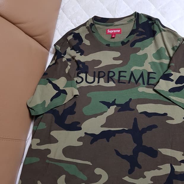슈프림 케피탈 반팔 티셔츠 우드랜드 카모 25SS