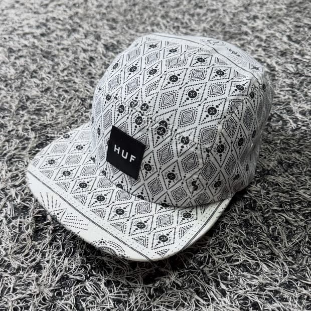 HUF 패턴 센터로고 캠프 캡