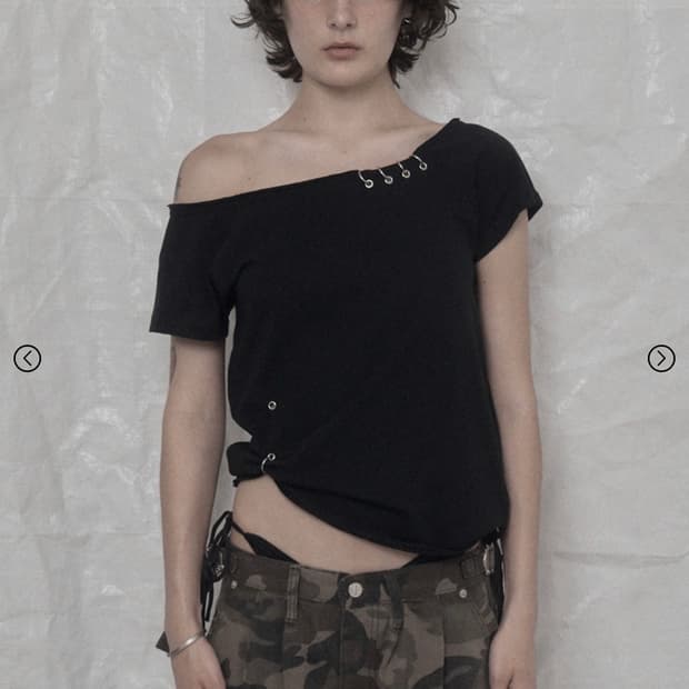 어니브 UNBALANCE PIERCING EYELET 티셔츠