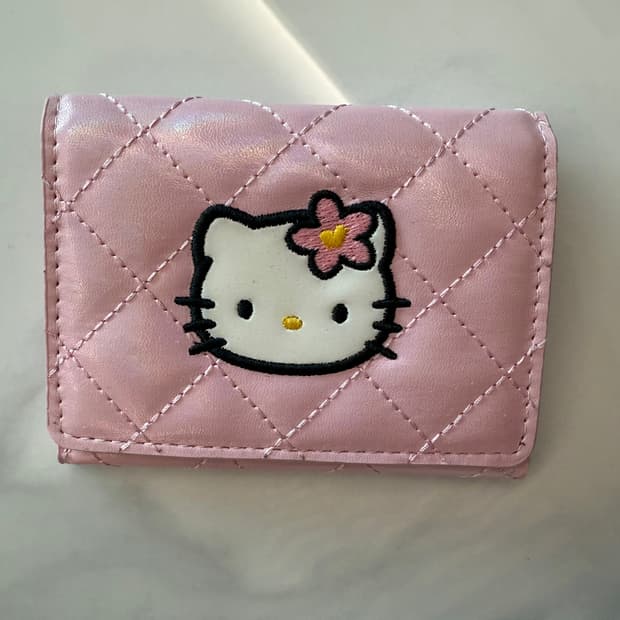 헬로키티 50주년 퀄팅지갑 2단