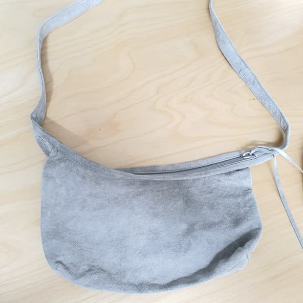 헨더스킴 스웨이드 미니 크로스백 사코슈 핸더스킴