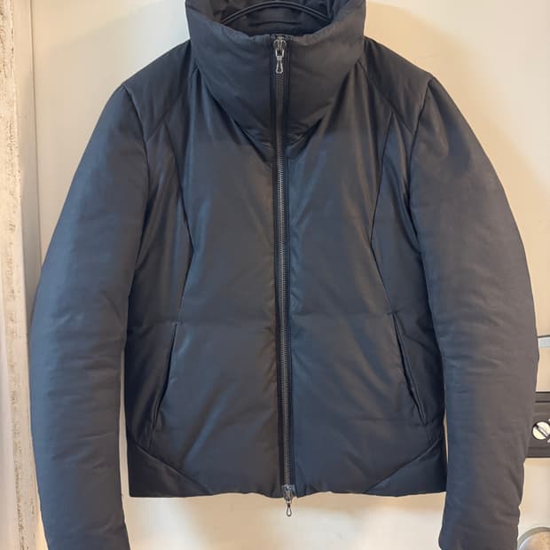 카즈유키쿠마가이 절개 패딩 자켓