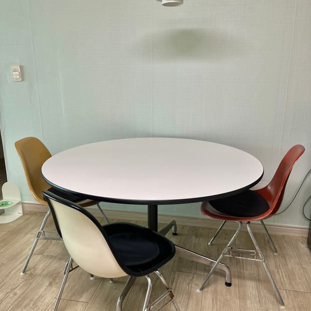 허먼밀러의 Eames 컨퍼런스 & 다이닝 테이블 121cm