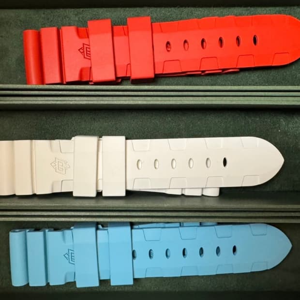 [24/22] 파네라이 아코디언 러버 스트랩 화이트