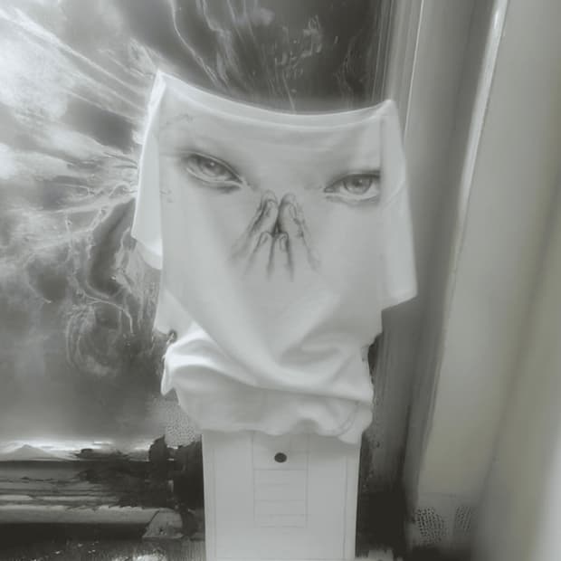 begbegbeg 백백백 오너먼트 비즈 아일렛 원숄더 반팔 티셔츠