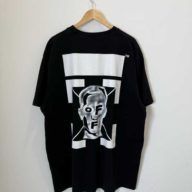오프화이트 백프린팅 반팔티 블랙