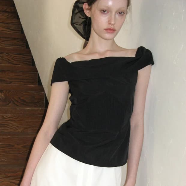 sinoon 시눈 오프숄더 핀턱 블라우스 블랙