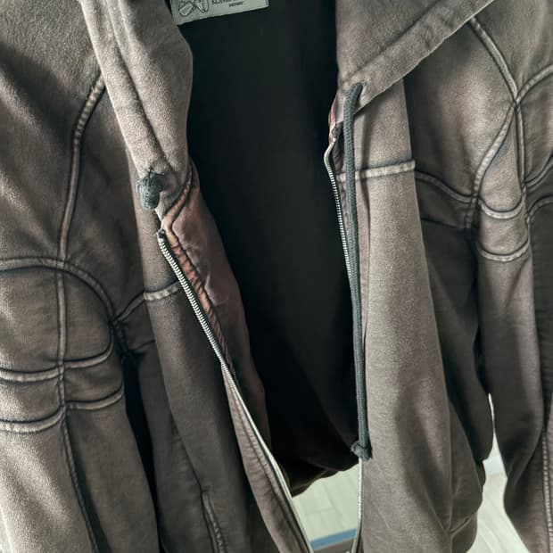 에모스탠스클럽 숄더 후드집업