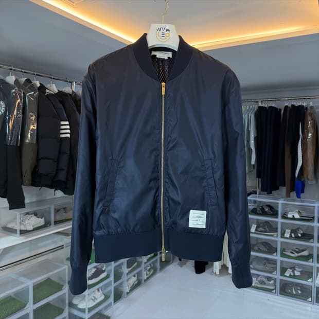 [라오브전포점] 톰브라운 백삼선 스트라이프 금장 봄버 자켓