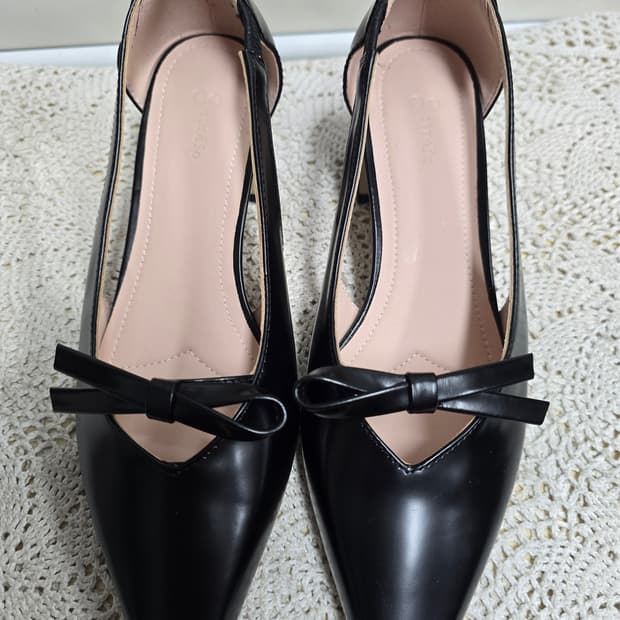 새상품)지스튜디오 사이드 오픈 리본 펌프스 235