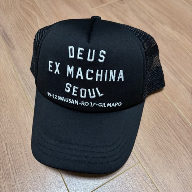 데우스 엑스 마키나 트러커 캡