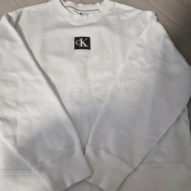 캘빈클라인의 백프린팅 포인트 화이트 맨투맨 티셔츠
