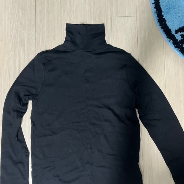 블랙 목 폴라 티셔츠