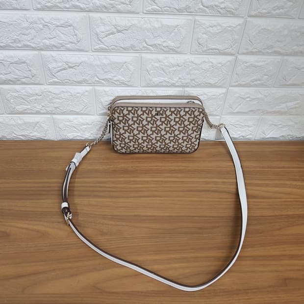 DKNY 미니 크로스백 (미사용)