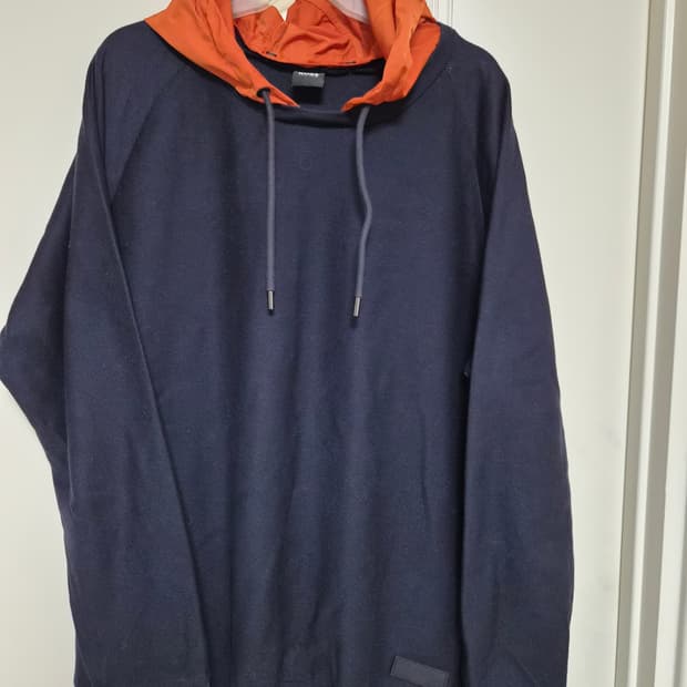 휴고보스 스웻셔츠