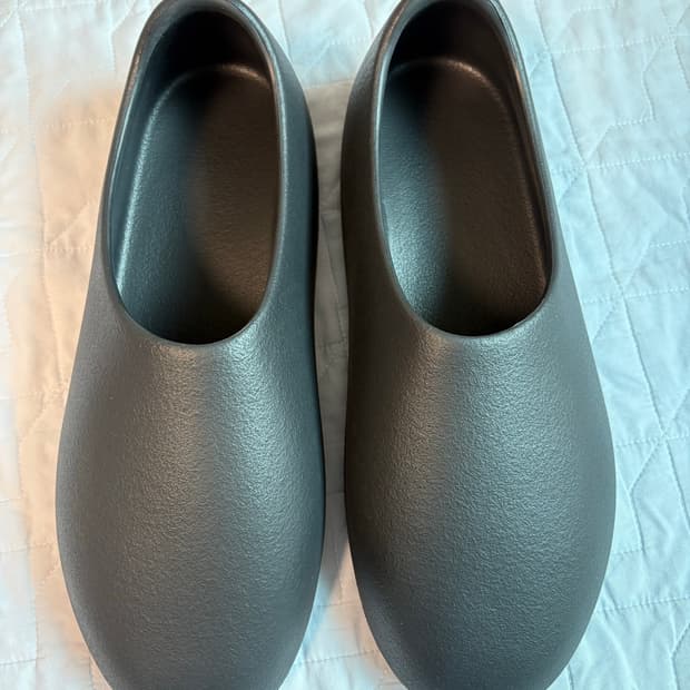 Yeezy SL-01
