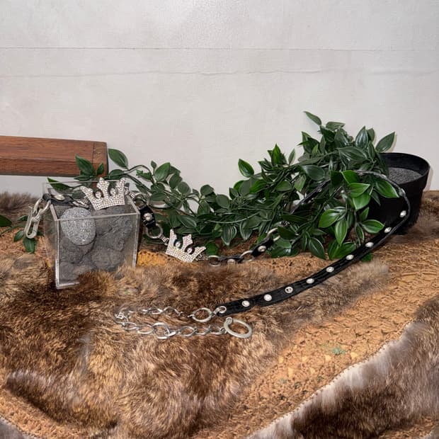 Black cubic crown stud chain belt