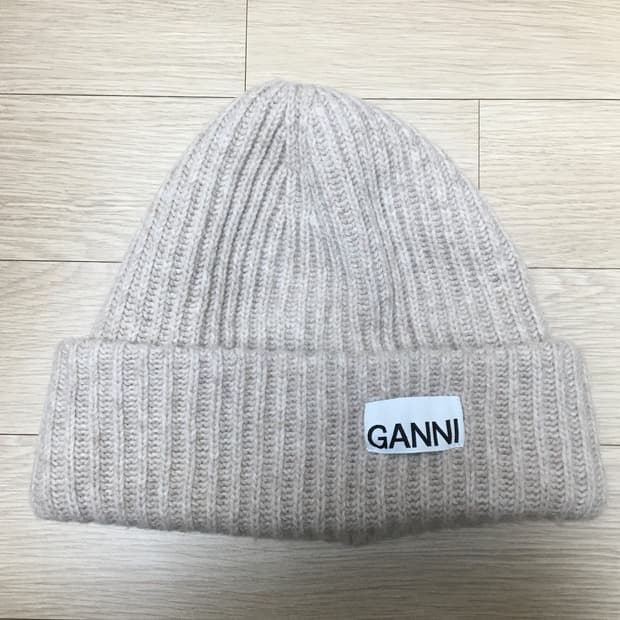 가니 여성 로고 패치 리브드 비니 - 샌드