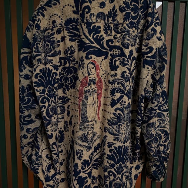 3) 캐피탈 다마스크 마리아 셔츠