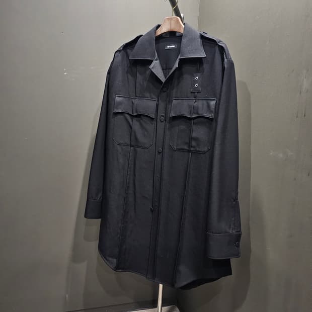 라프시몬스 밀리터리 발마칸 견장 블랙 코트