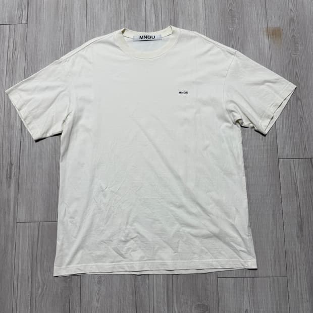[M] MNGU 오버사이즈드 로고 티셔츠 에크루 화이트