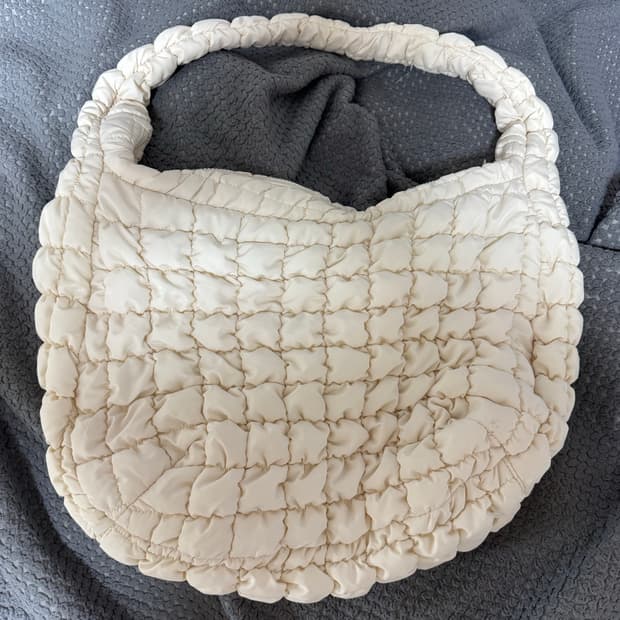 cos 코스 퀼티드 오버사이즈 숄더백 오프화이트 라이트베이지 OS