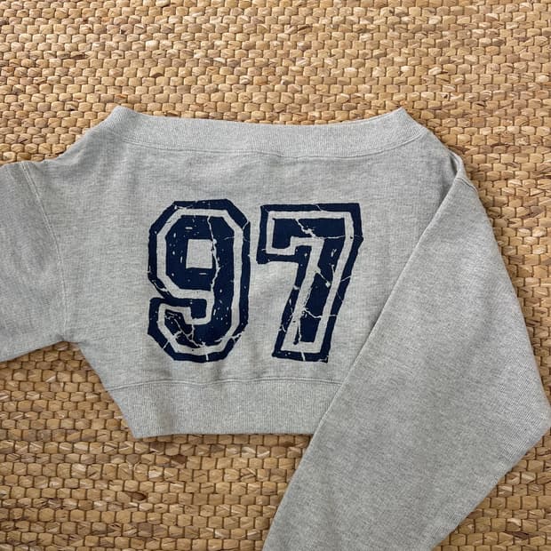 스컬프터 Off-Shoulder Cropped  오프숄더 크롭 맨투맨