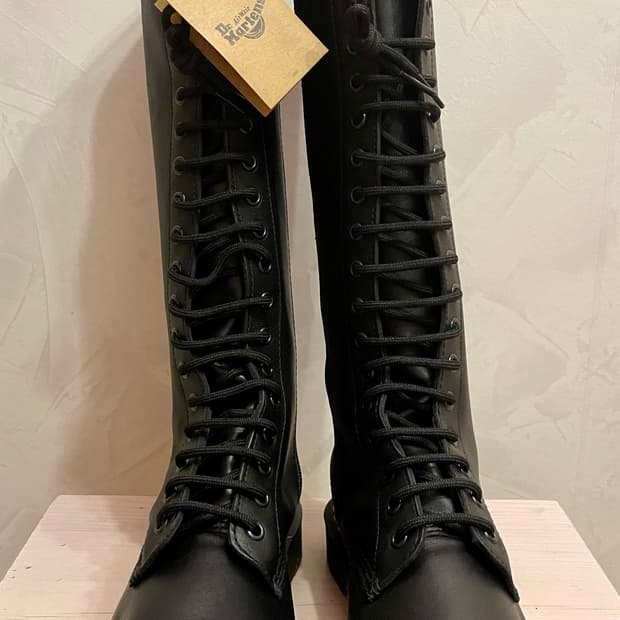 새상품/닥터마틴 Dr. Martens 1B60 20홀 니하이 부츠 블랙