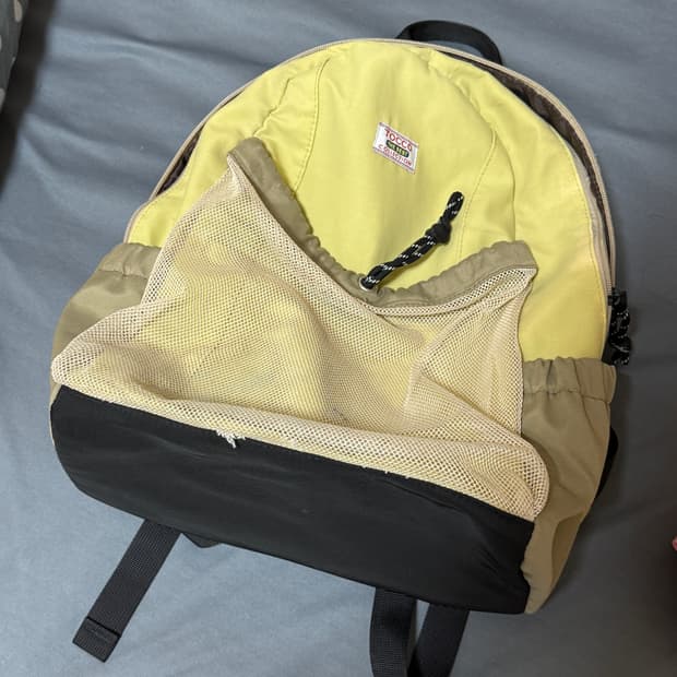 옐로우색상의 콤팩트 메쉬포켓 백팩