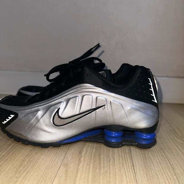 나이키 샥스 R4 메탈릭 실버 앤 블랙