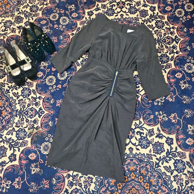 더블스탠다드 차콜 드레이크 셔링 지퍼 원피스