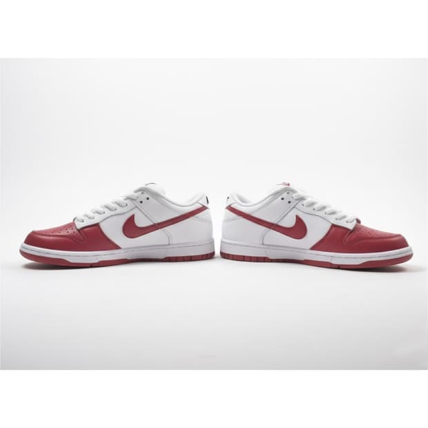 나이키x슈프림 SB 덩크 로우 쥬얼 스우시 레드 스니커즈