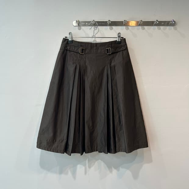 브라운 버클 플리츠 스커트
