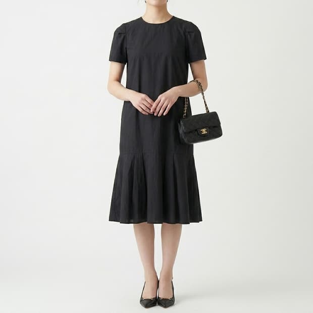 OWN 오운 미니멀 블랙 퍼프 플레어 원피스