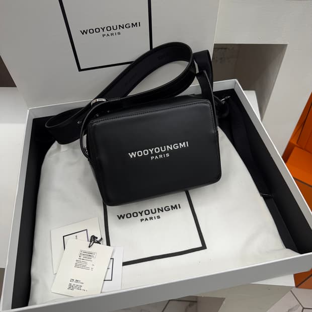 [풀박스] 우영미 스퀘어 크로스백 블랙