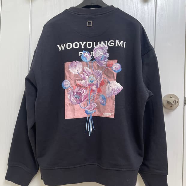 우영미 3D 플라워 백로고 스웨트셔츠 네이비 24fw 48사이즈
