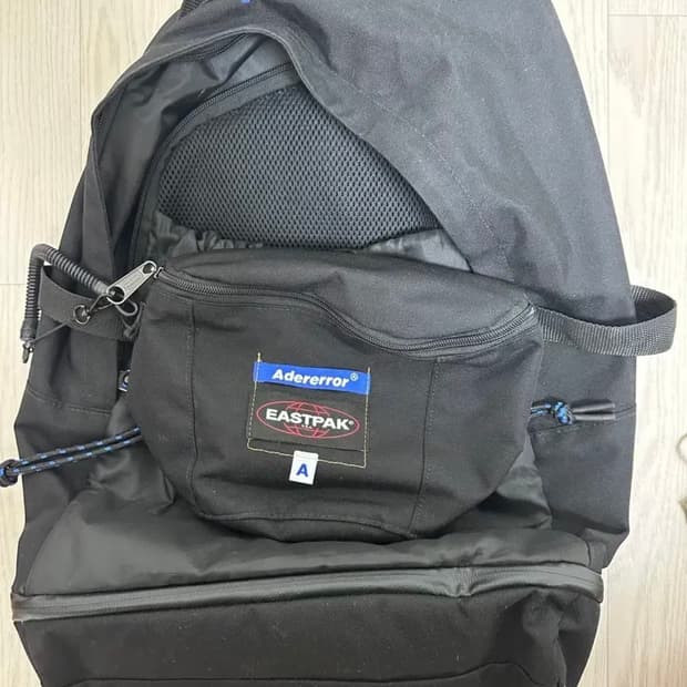 아더에러 이스트팩 콜라보 슬링백