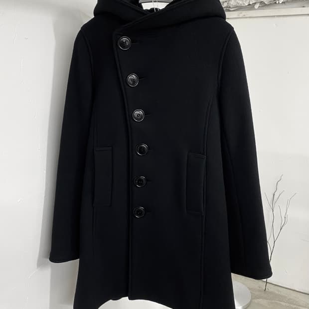 스나오 쿠와하라 커브드 버튼 코트