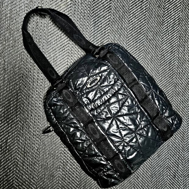 오클리 아이콘 로고 글로시 퀼팅 토트백