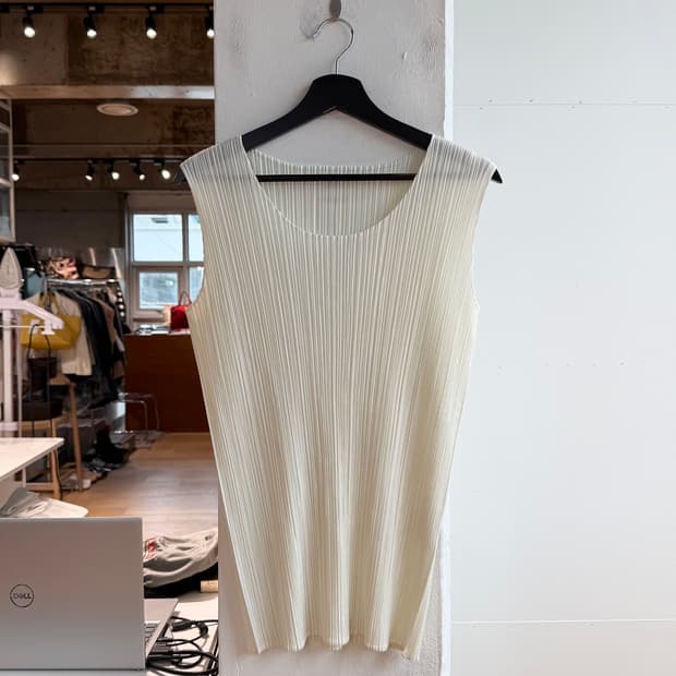 플리츠 플리즈 아이보리 링컬 슬리브리스