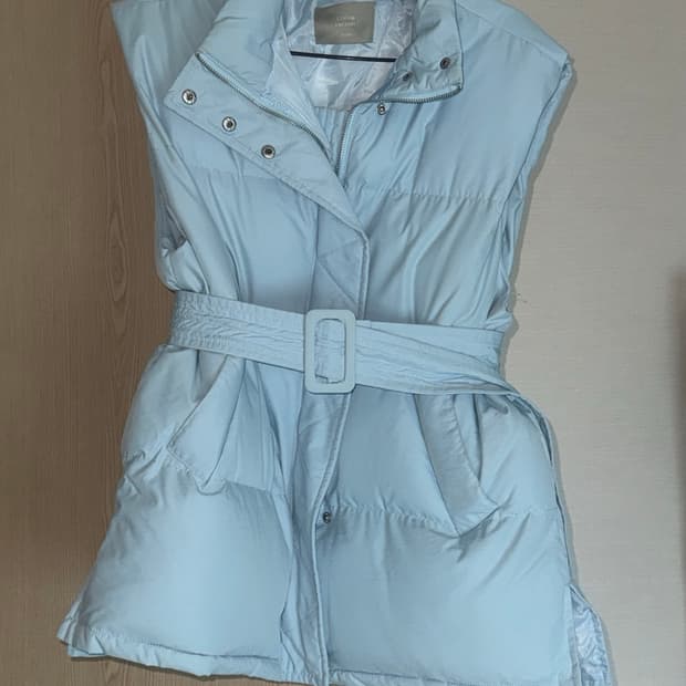 코튼팩토리 하늘색 벨티드패딩 조끼