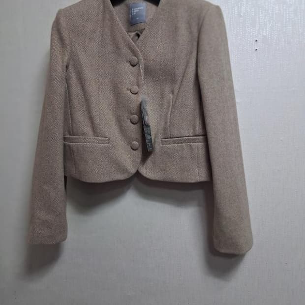 8세컨즈 베이지 크롭울쟈켓 새옷상태 44사이즈XS
