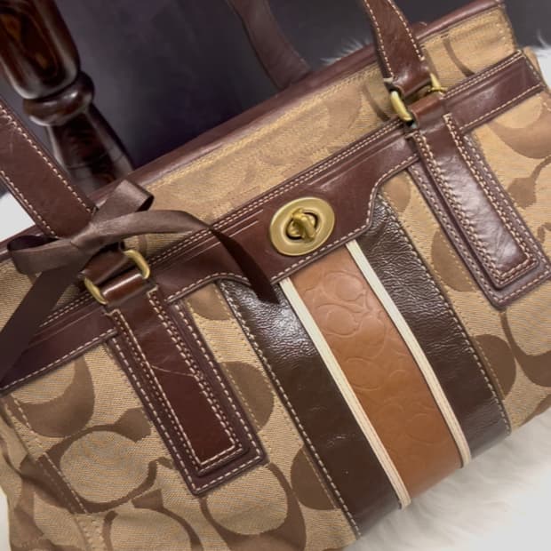 90s coach 시그니처 캔버스 초코 브라운 레더 트리밍 턴락 토트백